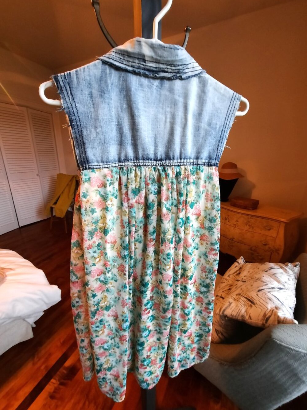 Denim and soft floral sheer tunic, PTP 20" - Picture 5 of 7